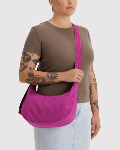 Medium Nylon Crescent Bag Deep Fuchsia | Baggu Essential